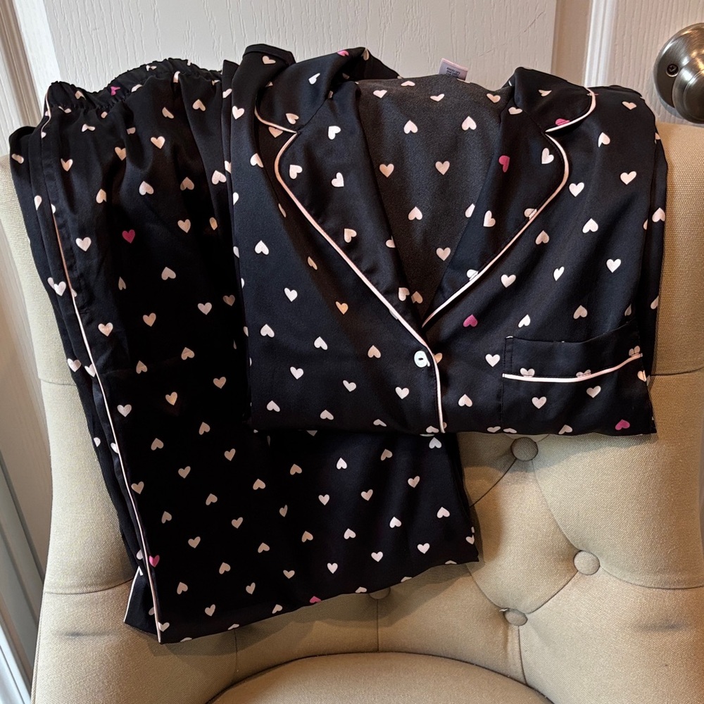 Women’s Victoria Secret Satin pajama set. Size is Medium Short.